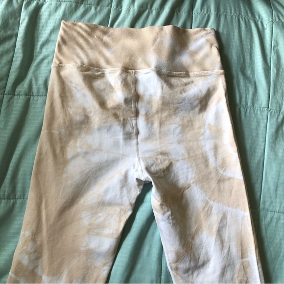 Aerie Offline seamless leggings with peach and white tie dye pattern - Picture 3 of 3